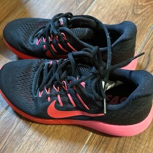 Good condition black shoes nike pink size 7